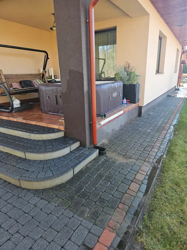 Kostka brukowa przy wejściu przed czyszczeniem